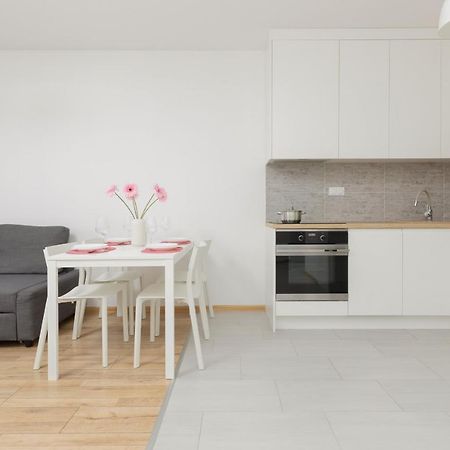 Warsaw Ulrychow Apartment With Parking By Renters Eksteriør billede