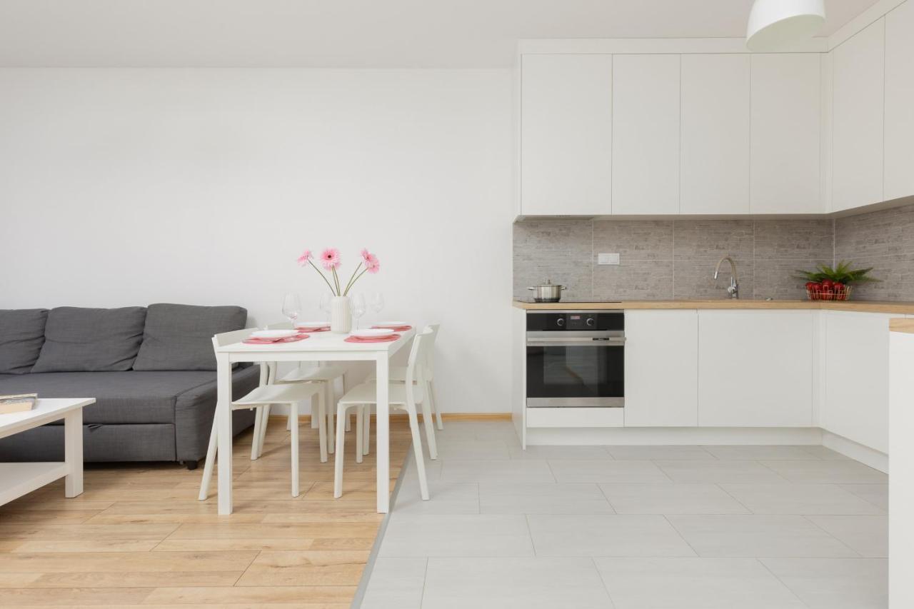 Warsaw Ulrychow Apartment With Parking By Renters Eksteriør billede
